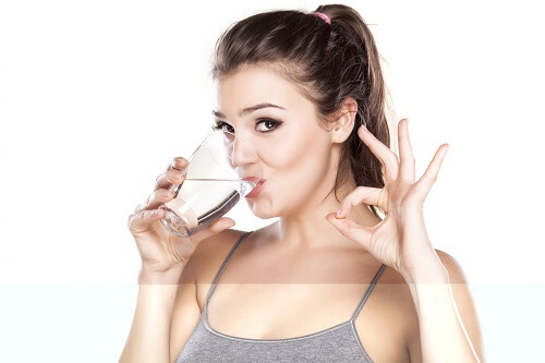  Uống đủ nước- Cách làm giảm đau bụng kinh nhanh chóng